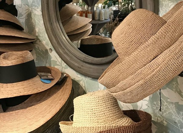 Quels types de chapeaux sont les plus adaptés pour une randonnée estivale chic?