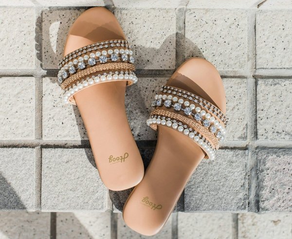 Comment marier des sandales à talons avec une tenue d'été pour un look raffiné?