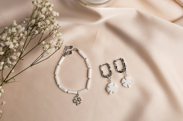 Comment intégrer des bijoux en verre de Murano dans une tenue de soirée?