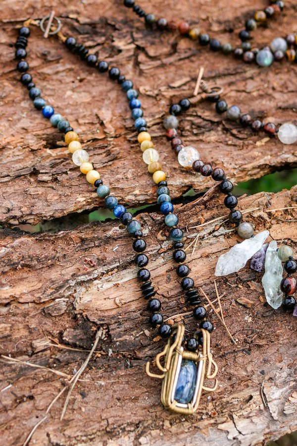 Bijoux en bois : des ornements devenus tendances